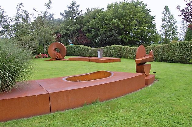 Skulpturengarten Funnix Wittmund-Funnix - Het Tuinpad Op / In Nachbars Garten