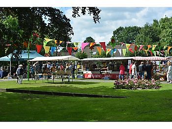 Rozenfestival Winschoten - Het Tuinpad Op / In Nachbars Garten