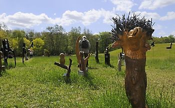 Westerstede-Petersfeld Skulpturengarten im Blütenmeer - Het Tuinpad Op / In Nachbars Garten