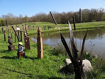 Westerstede-Petersfeld Skulpturengarten im Blütenmeer - Het Tuinpad Op / In Nachbars Garten