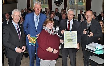 EDR-grensprijs - Het Tuinpad Op / In Nachbars Garten