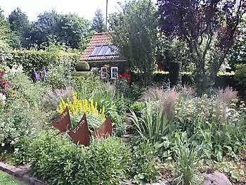  - Het Tuinpad Op / In Nachbars Garten