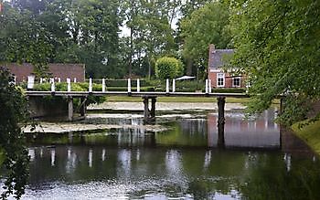  - Het Tuinpad Op / In Nachbars Garten