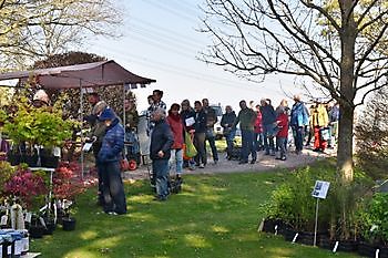  - Het Tuinpad Op / In Nachbars Garten