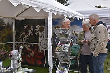 Im Park der Gärten - Het Tuinpad Op / In Nachbars Garten