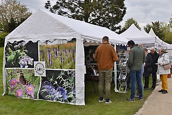 Im Park der Gärten - Het Tuinpad Op / In Nachbars Garten