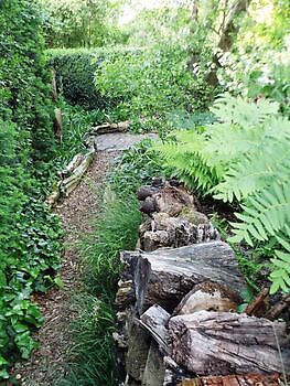 Gartenrundgang hinterm Deich - Het Tuinpad Op / In Nachbars Garten