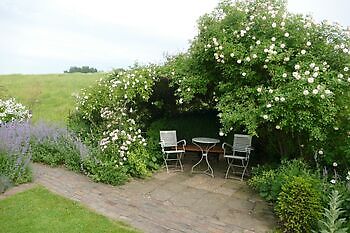 Gartenrundgang hinterm Deich - Het Tuinpad Op / In Nachbars Garten