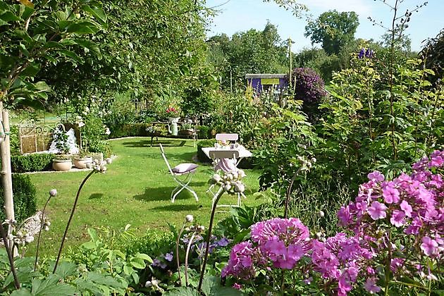 Der versteckte Garten am Jadebusen Bockhorn/Ellenserdamm - Het Tuinpad Op / In Nachbars Garten