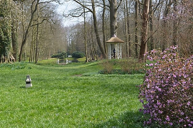  - Het Tuinpad Op / In Nachbars Garten