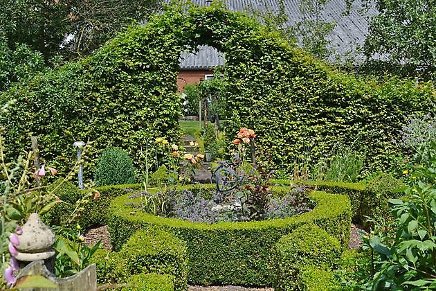 Hilke Rhoden Bunde-Dollart - Het Tuinpad Op / In Nachbars Garten