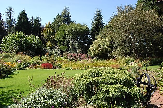  - Het Tuinpad Op / In Nachbars Garten