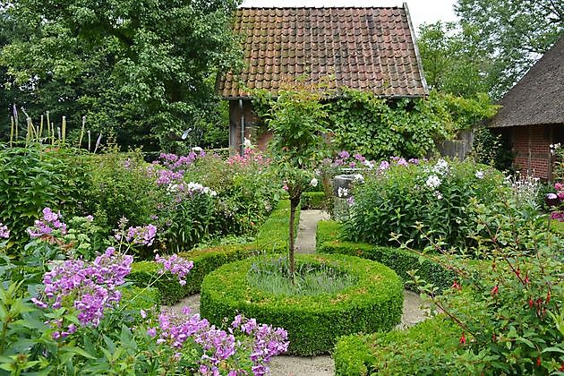  - Het Tuinpad Op / In Nachbars Garten