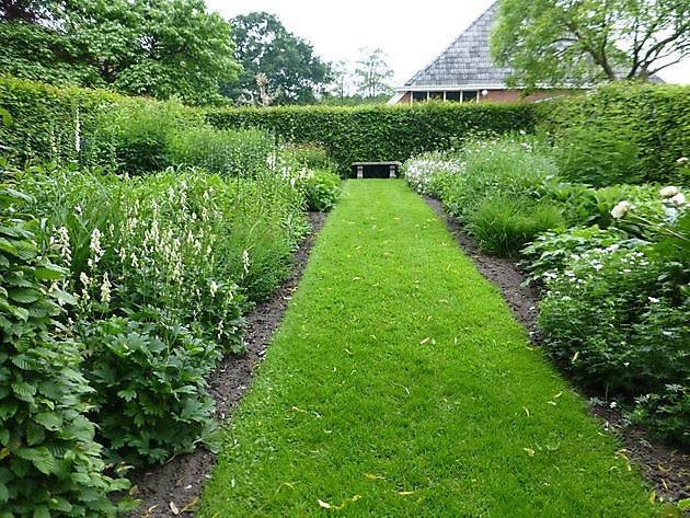  - Het Tuinpad Op / In Nachbars Garten