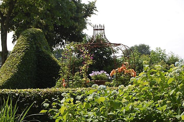  - Het Tuinpad Op / In Nachbars Garten