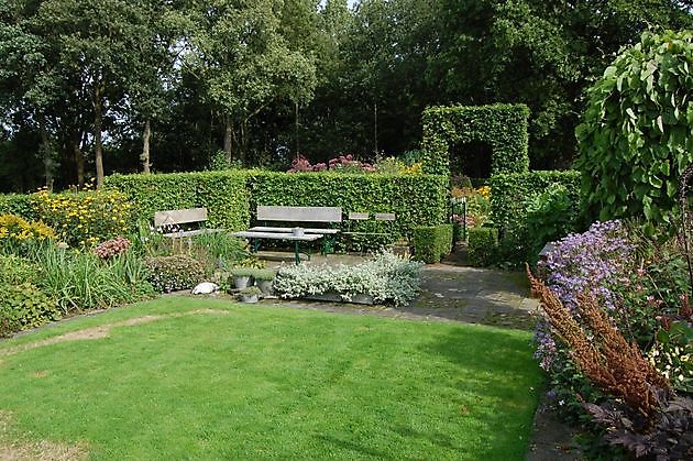 Acht is meer dan duizend Onstwedde - Het Tuinpad Op / In Nachbars Garten