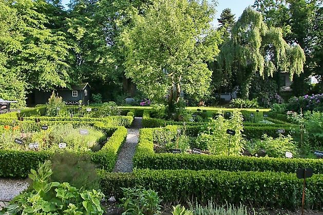  - Het Tuinpad Op / In Nachbars Garten