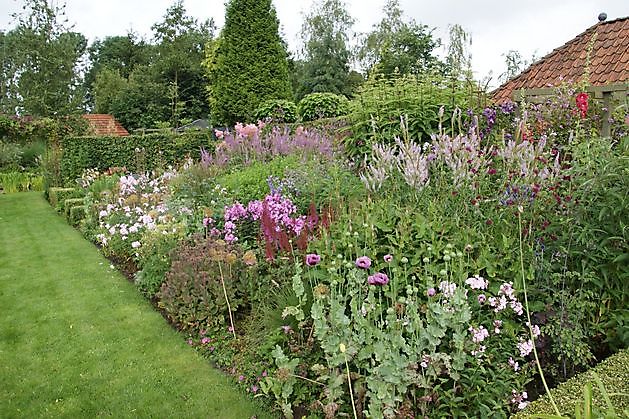  - Het Tuinpad Op / In Nachbars Garten