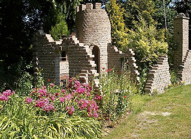  - Het Tuinpad Op / In Nachbars Garten