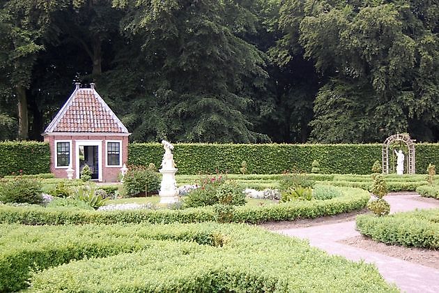 Menkemaborg Uithuizen - Het Tuinpad Op / In Nachbars Garten