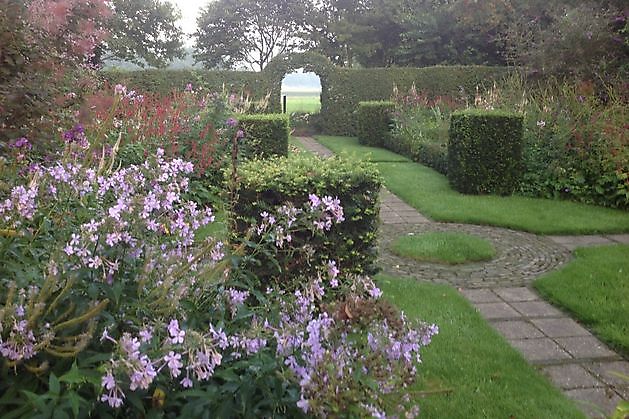  - Het Tuinpad Op / In Nachbars Garten