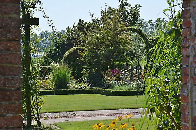 Tjassensheerd Garrelsweer - Het Tuinpad Op / In Nachbars Garten