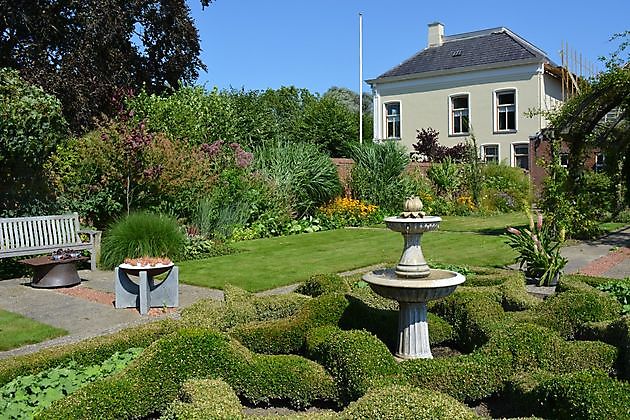 Tjassensheerd Garrelsweer - Het Tuinpad Op / In Nachbars Garten