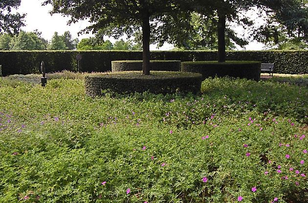  - Het Tuinpad Op / In Nachbars Garten