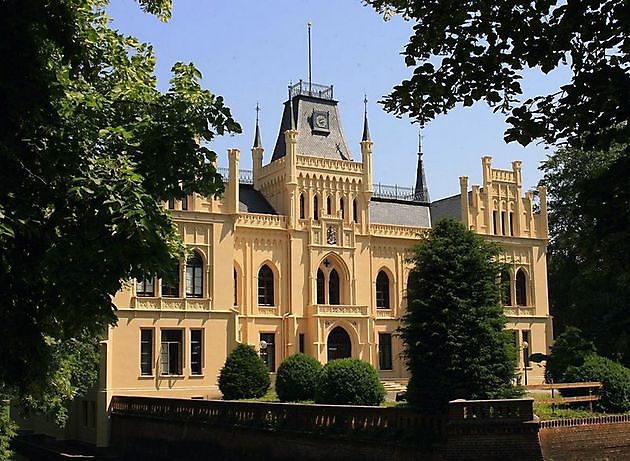 Evenburger Schlosspark Leer-Loga - Het Tuinpad Op / In Nachbars Garten