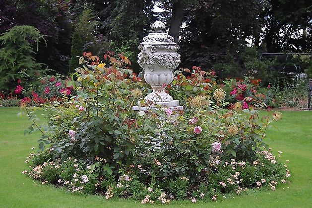  - Het Tuinpad Op / In Nachbars Garten