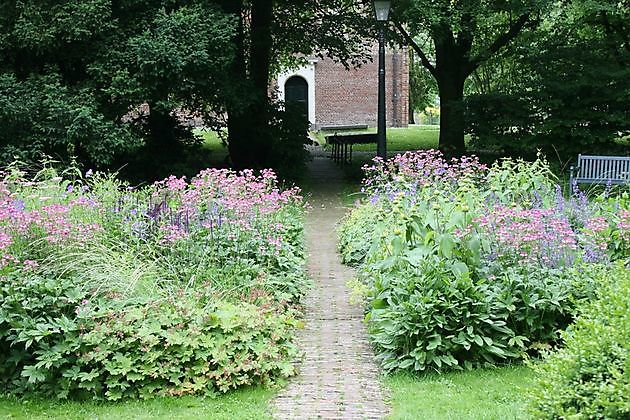Museum Helmantel (De Weem) Westeremde - Het Tuinpad Op / In Nachbars Garten
