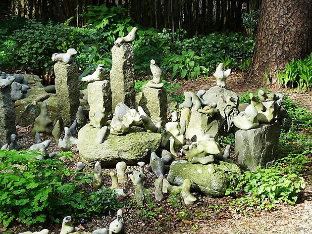 Johannes Wiemker Lingen - Het Tuinpad Op / In Nachbars Garten