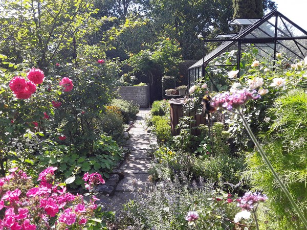  - Het Tuinpad Op / In Nachbars Garten