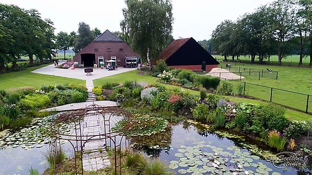  - Het Tuinpad Op / In Nachbars Garten