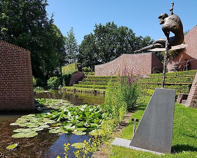  - Het Tuinpad Op / In Nachbars Garten