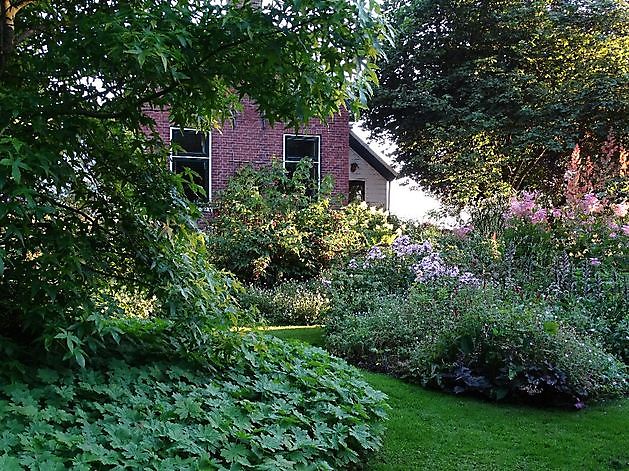  - Het Tuinpad Op / In Nachbars Garten