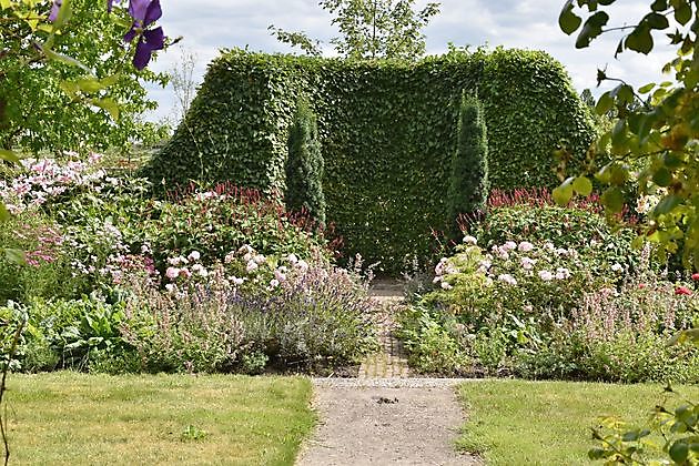  - Het Tuinpad Op / In Nachbars Garten