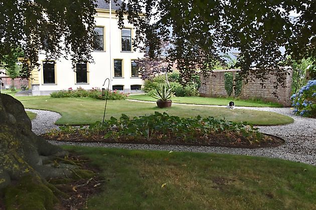 Tjassensheerd Garrelsweer - Het Tuinpad Op / In Nachbars Garten
