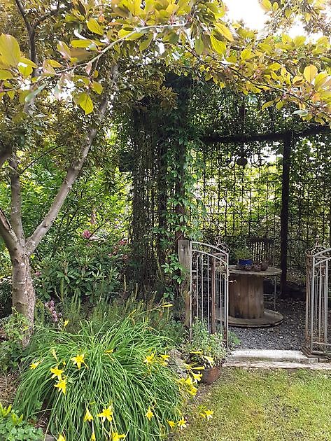  - Het Tuinpad Op / In Nachbars Garten