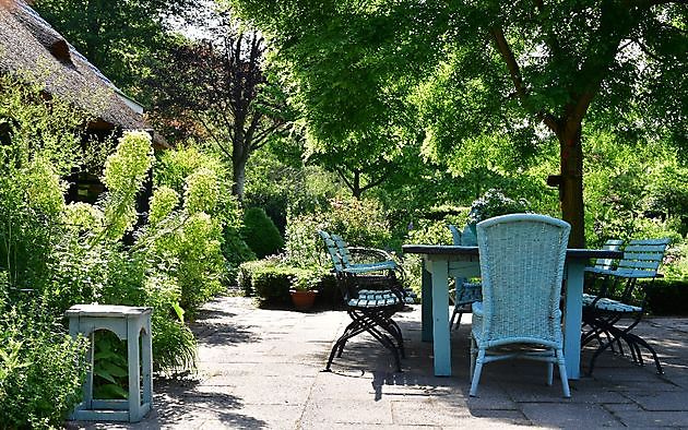  - Het Tuinpad Op / In Nachbars Garten