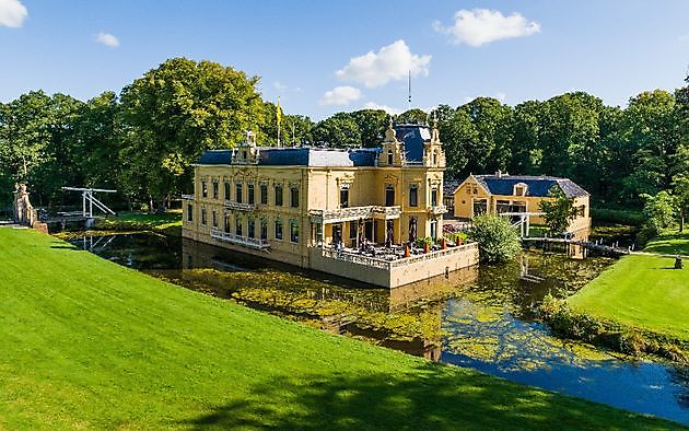  - Het Tuinpad Op / In Nachbars Garten