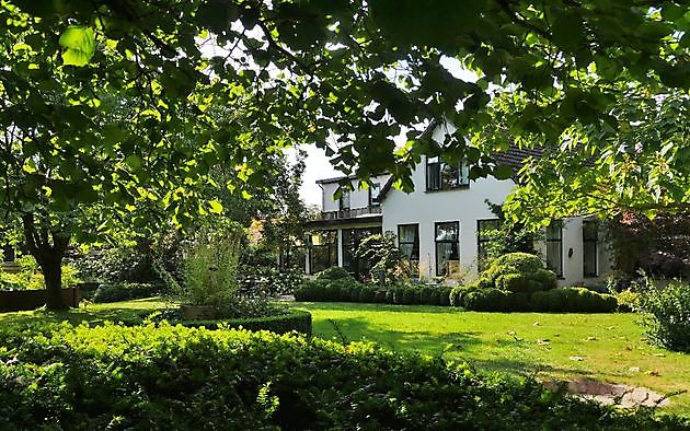 De Witte Wolk Nieuw Scheemda - Het Tuinpad Op / In Nachbars Garten