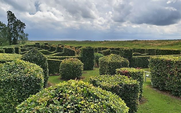  - Het Tuinpad Op / In Nachbars Garten