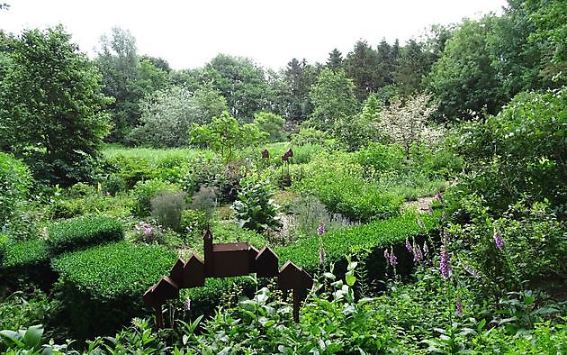  - Het Tuinpad Op / In Nachbars Garten