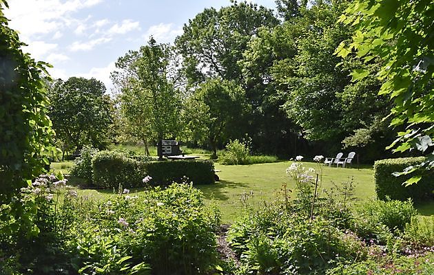  - Het Tuinpad Op / In Nachbars Garten