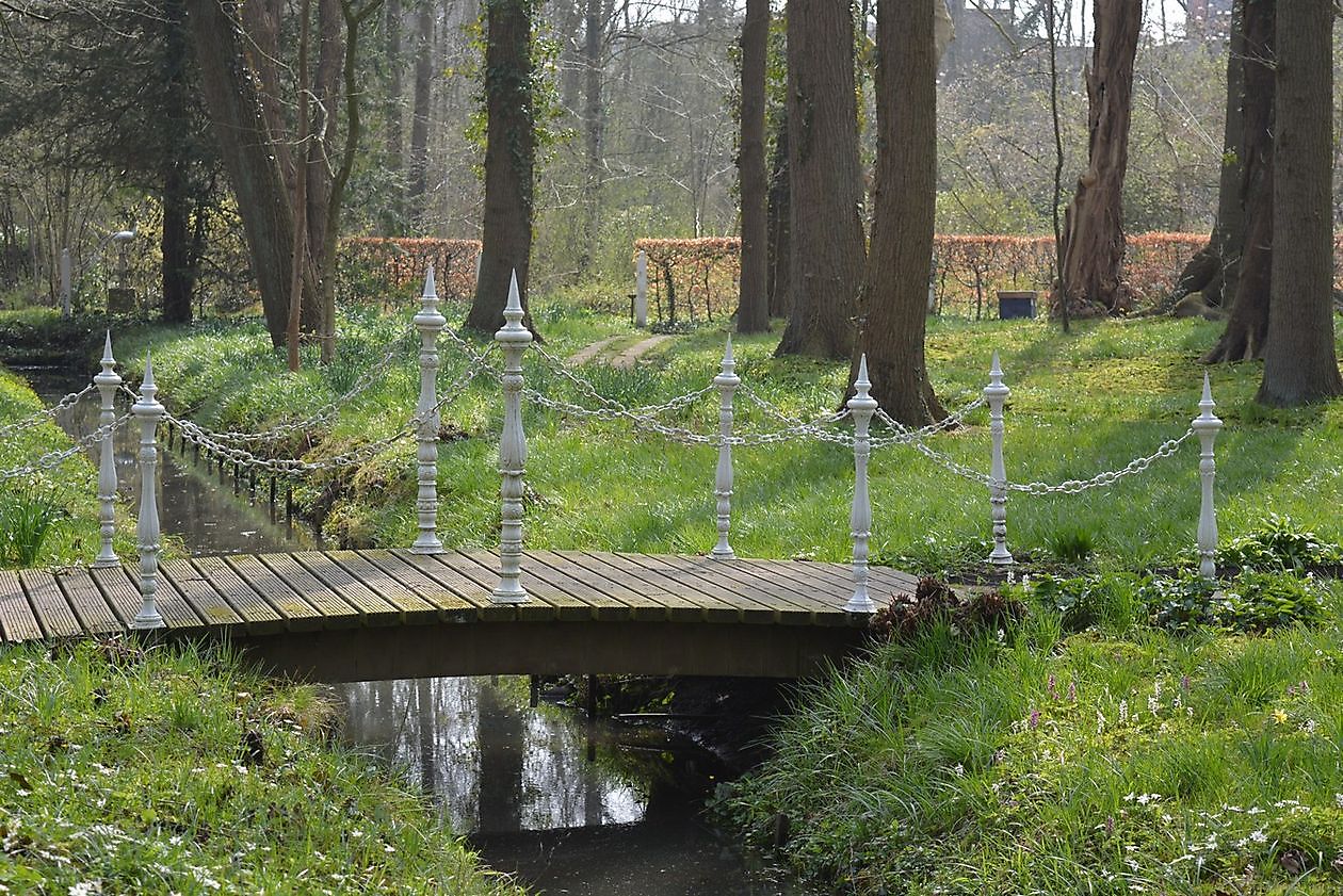  - Het Tuinpad Op / In Nachbars Garten