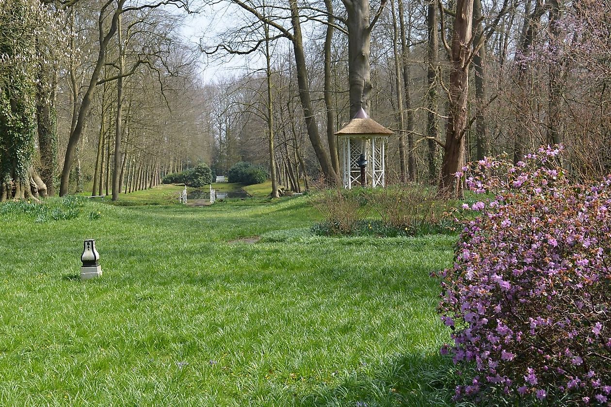  - Het Tuinpad Op / In Nachbars Garten