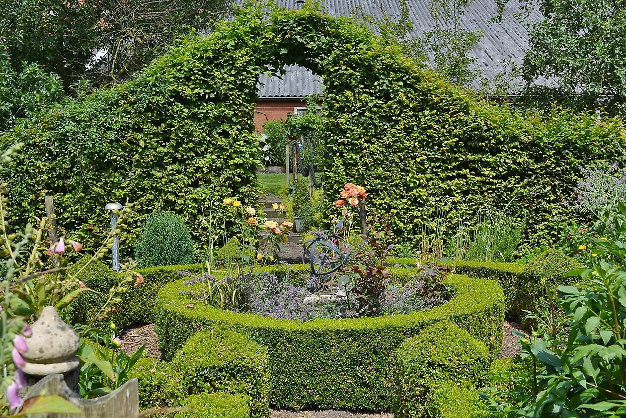  - Het Tuinpad Op / In Nachbars Garten