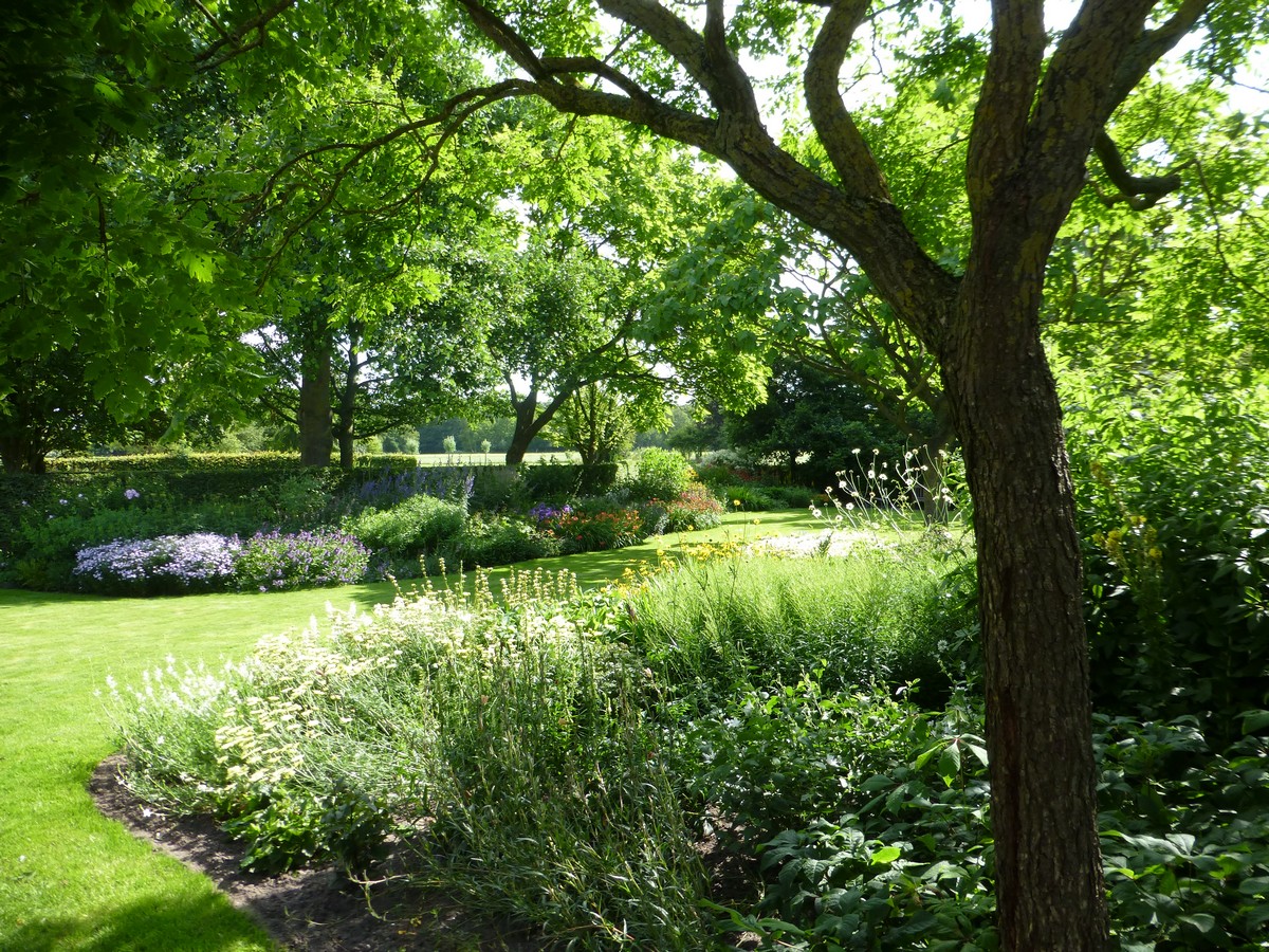 Aan de Vaart - Het Tuinpad Op / In Nachbars Garten