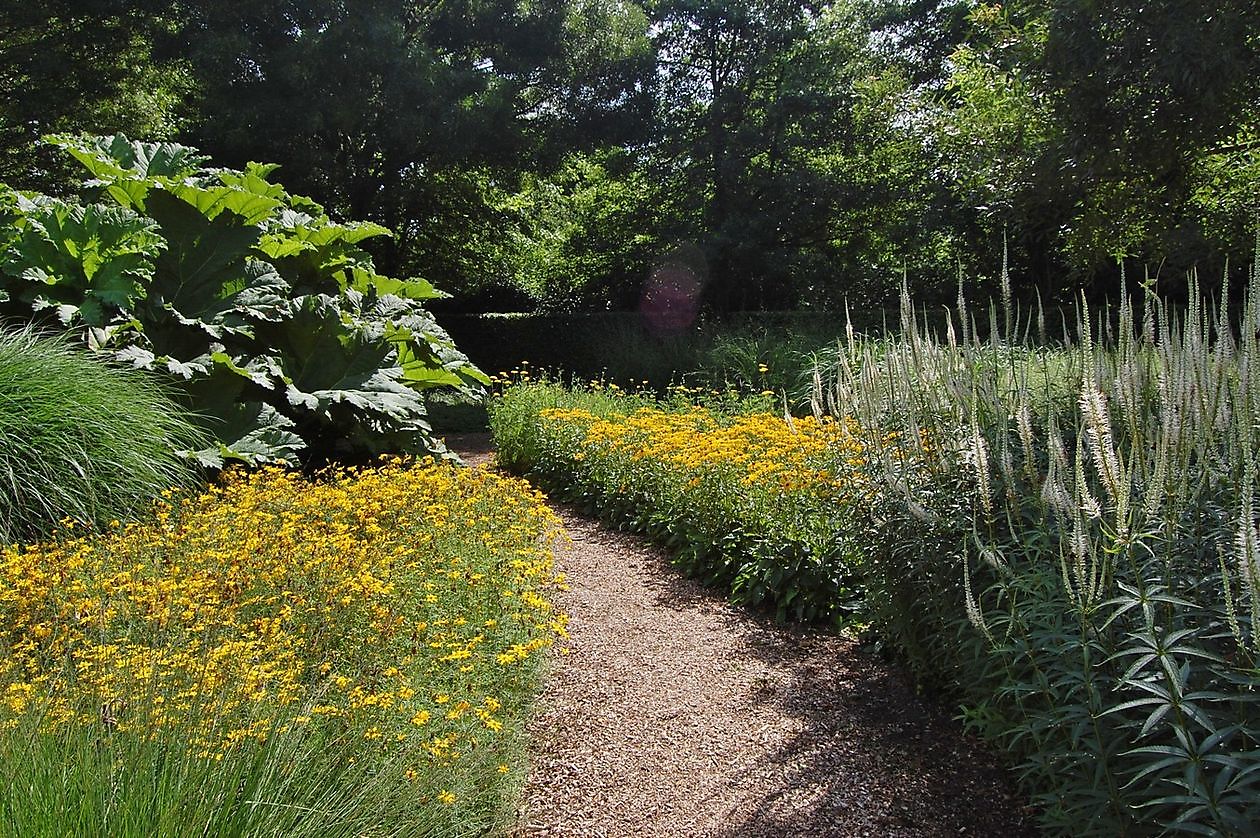 - Het Tuinpad Op / In Nachbars Garten